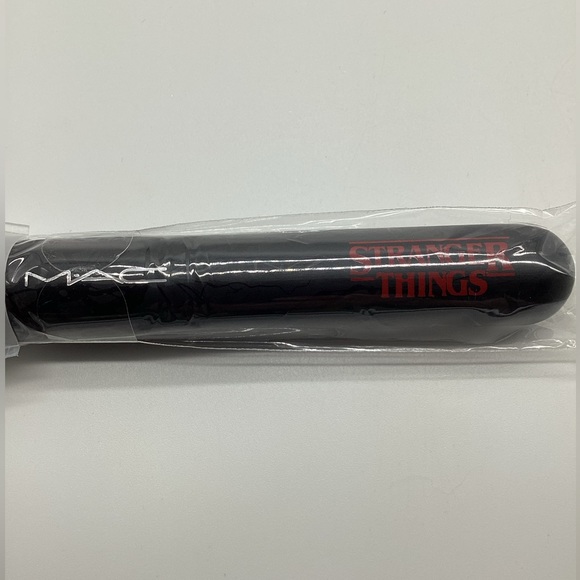 MAC Stranger Things 140SES Synthetic Full Fan Brush - Brand New In Package - Picture 8 of 13